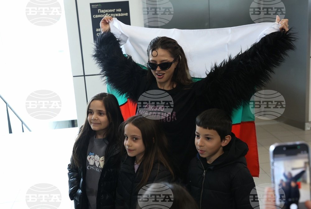 EurovisnTurkey's tweet image. 🇧🇬✈️ Bulgaristan delegasyonu Viyana'ya uçtu.

Dara "Elimden gelenin en iyisini yapacağım, bundan sonra Tanrı bizimle olacak." dedi. #Bulgaria