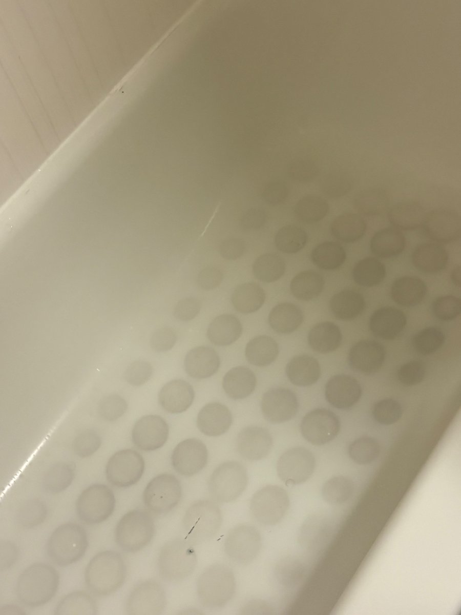 byrr83's tweet photo. @MarriottBonvoy is this acceptable cleanliness? https://t.co/bzPY9n64Pa