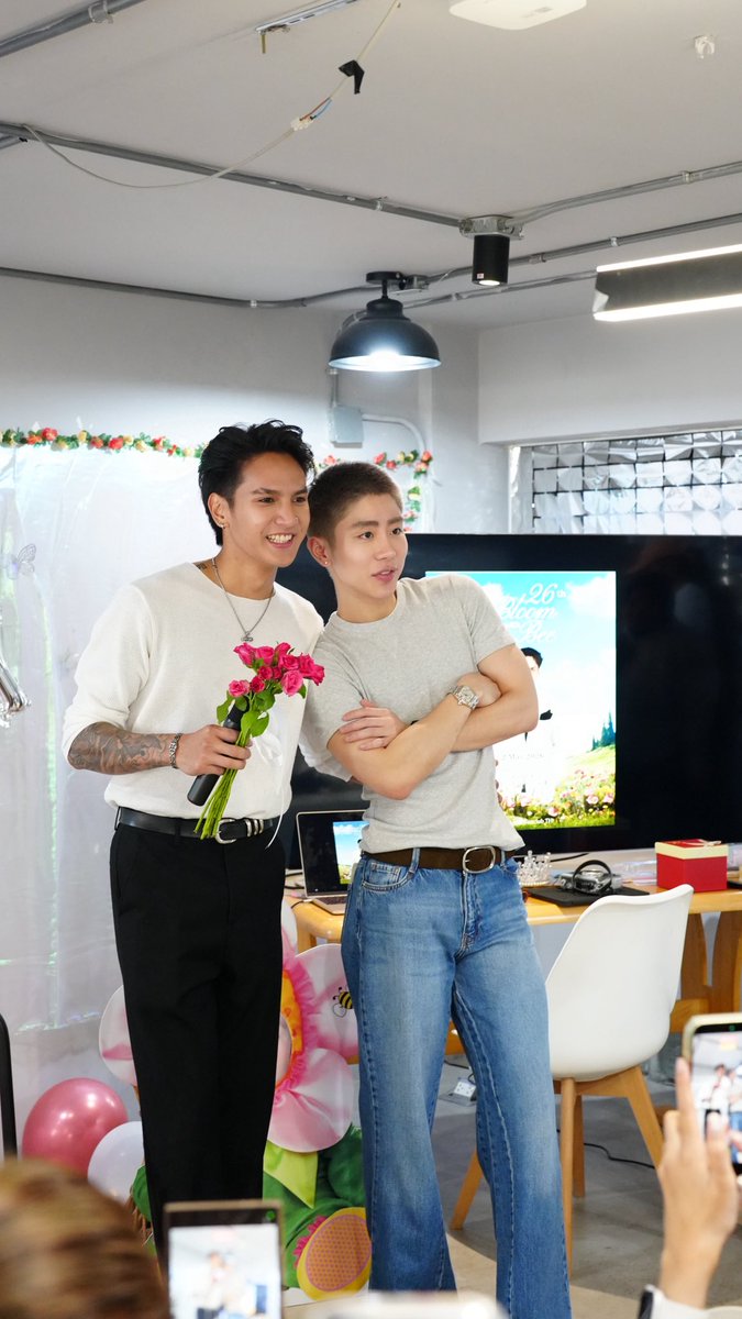 MojoMuse_MMM's tweet photo. Birthday vibes on full blast! ⚡️ 
รวมภาพในงานฉลองวันเกิดของ “บี” สุดพิเศษที่ทุกคนต้องยิ้มตาม (1)

ขอบคุณแฟนคลับทุกคนที่เนรมิตงานนี้ให้บีนะคะ🫶🏻

#26thBLOOMWITHBEE #BeeApisit #MojoMuseManagement https://t.co/nCBKeEgfC2