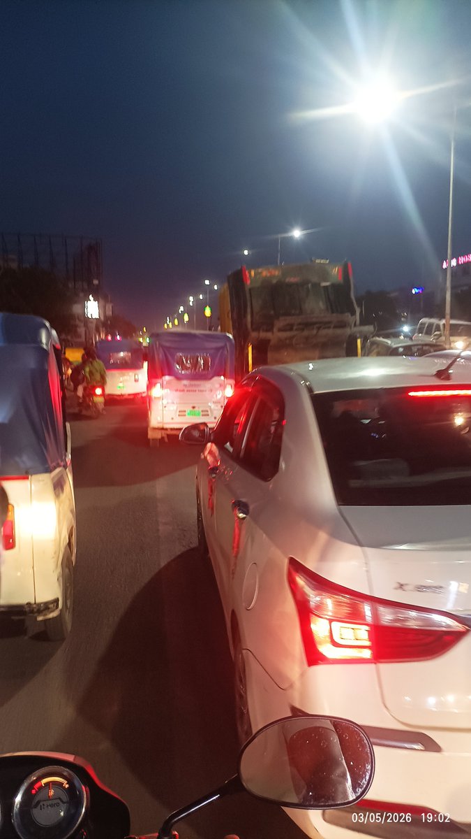Hiiam2103's tweet photo. @lucknowtraffic @IPSRaveena  Huge traffic snarls at chinhat tiraha.. Please resolve it... https://t.co/pdRXAR8Mb3