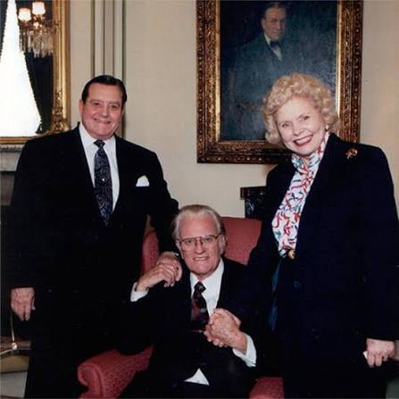 joesimonPodcast's tweet image. (Late) #BillBright founder of #CampusCrusadeforChrist (now #Cru) deeply respected the mass evangelism approach of (Late) #BillyGraham but believed that one-on-one personal #evangelism was the most effective, scalable, essential method for fulfilling the #GreatCommission.