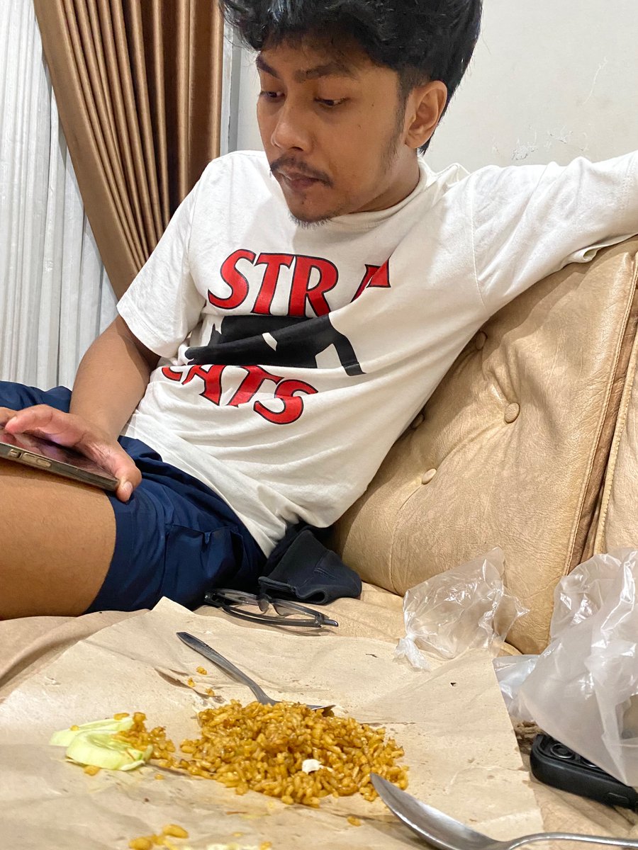 frdnvntk's tweet photo. dari siang makannya 1 porsi berduaaa because diet xixixi https://t.co/AUBJyoAEyq