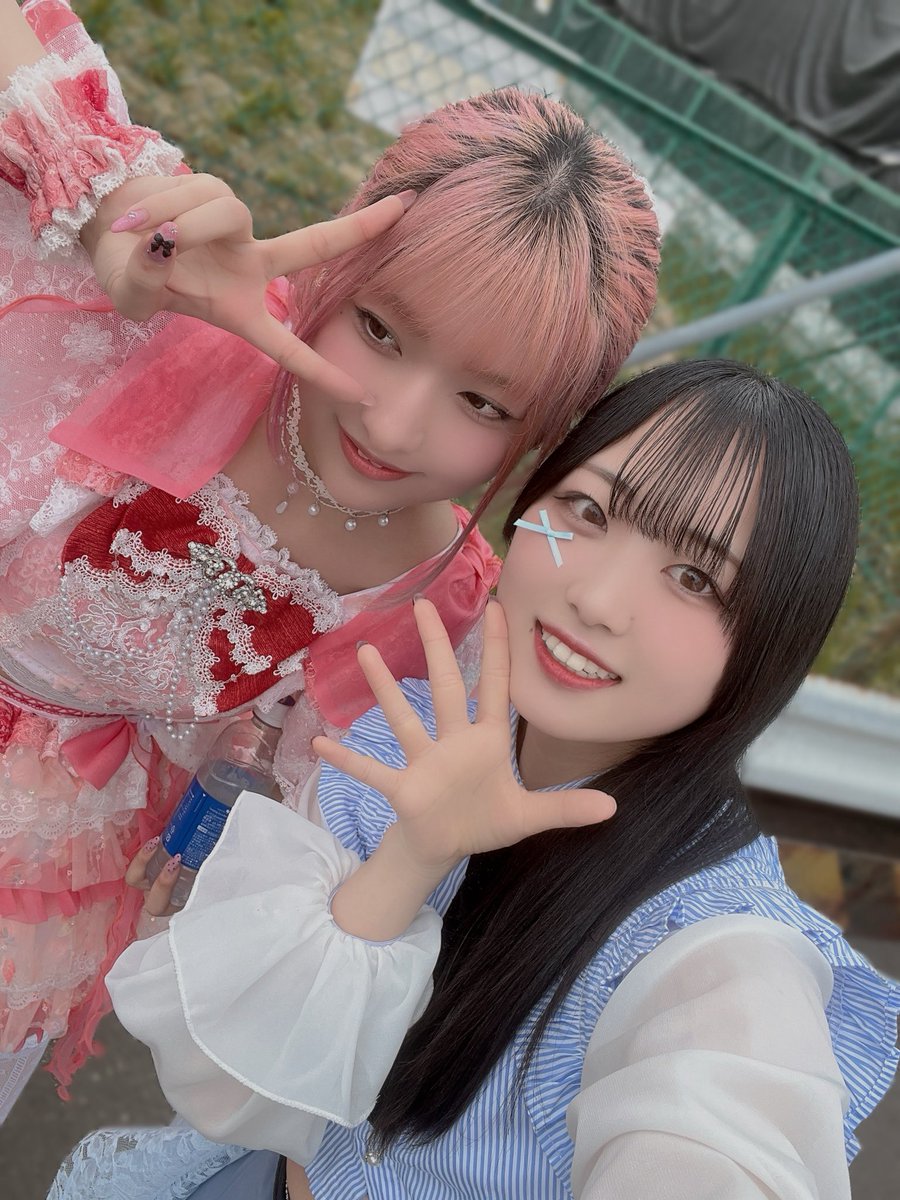 akari_mizutama's tweet photo. サマジャンでMy_Stageのりりりちゃんとお写真撮っていただきました❕本当にありがとう…❕

10年以上応援して���るりりりちゃんとまさかアイドルとして会える日が来るなんて、本当に夢みたいでまだどきどきしてます( т т )❤️❤️またイベント被れるように、美味しい水玉もーっと頑張ります！！🫧 https://t.co/SBZQJ7eTFu