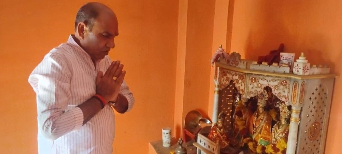 GsvermaB's tweet image. आज ग्राम-धन्तौली स्थित गढ़ी वाले हनुमान मंदिर में पावन दर्शन कर आयोजित भंडारे में सम्मिलित होकर प्रसाद ग्रहण किया।

#HanumanJi #JaiShriHanuman #Blessings #MandirDarshan #Prasad #Bhakti #IndianCulture #SpiritualVibes #Dhantauli #Faith #urai #orai #jalaun #konch #ait