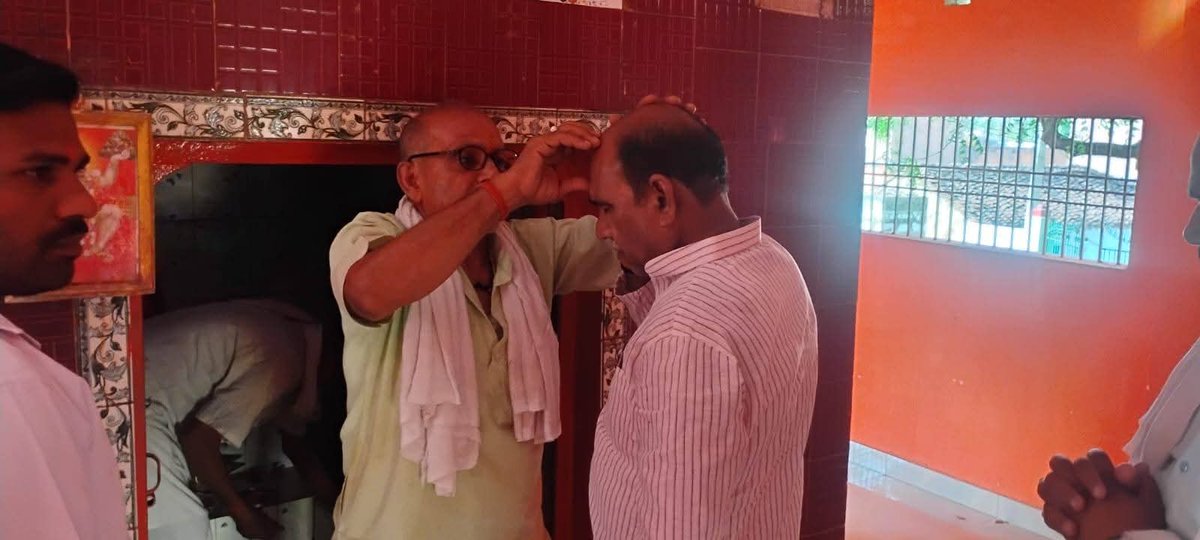 GsvermaB's tweet image. आज ग्राम-धन्तौली स्थित गढ़ी वाले हनुमान मंदिर में पावन दर्शन कर आयोजित भंडारे में सम्मिलित होकर प्रसाद ग्रहण किया।

#HanumanJi #JaiShriHanuman #Blessings #MandirDarshan #Prasad #Bhakti #IndianCulture #SpiritualVibes #Dhantauli #Faith #urai #orai #jalaun #konch #ait