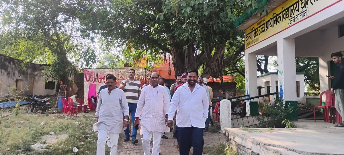 GsvermaB's tweet image. आज ग्राम-धन्तौली स्थित गढ़ी वाले हनुमान मंदिर में पावन दर्शन कर आयोजित भंडारे में सम्मिलित होकर प्रसाद ग्रहण किया।

#HanumanJi #JaiShriHanuman #Blessings #MandirDarshan #Prasad #Bhakti #IndianCulture #SpiritualVibes #Dhantauli #Faith #urai #orai #jalaun #konch #ait