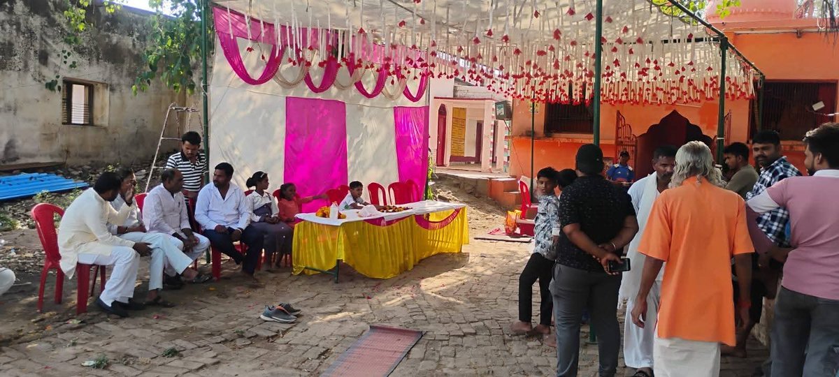 GsvermaB's tweet image. आज ग्राम-धन्तौली स्थित गढ़ी वाले हनुमान मंदिर में पावन दर्शन कर आयोजित भंडारे में सम्मिलित होकर प्रसाद ग्रहण किया।

#HanumanJi #JaiShriHanuman #Blessings #MandirDarshan #Prasad #Bhakti #IndianCulture #SpiritualVibes #Dhantauli #Faith #urai #orai #jalaun #konch #ait