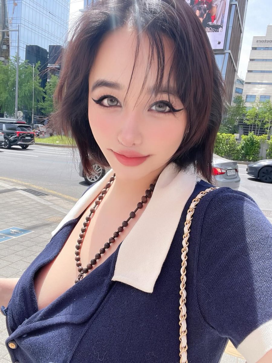 박봄 daily! tweet media