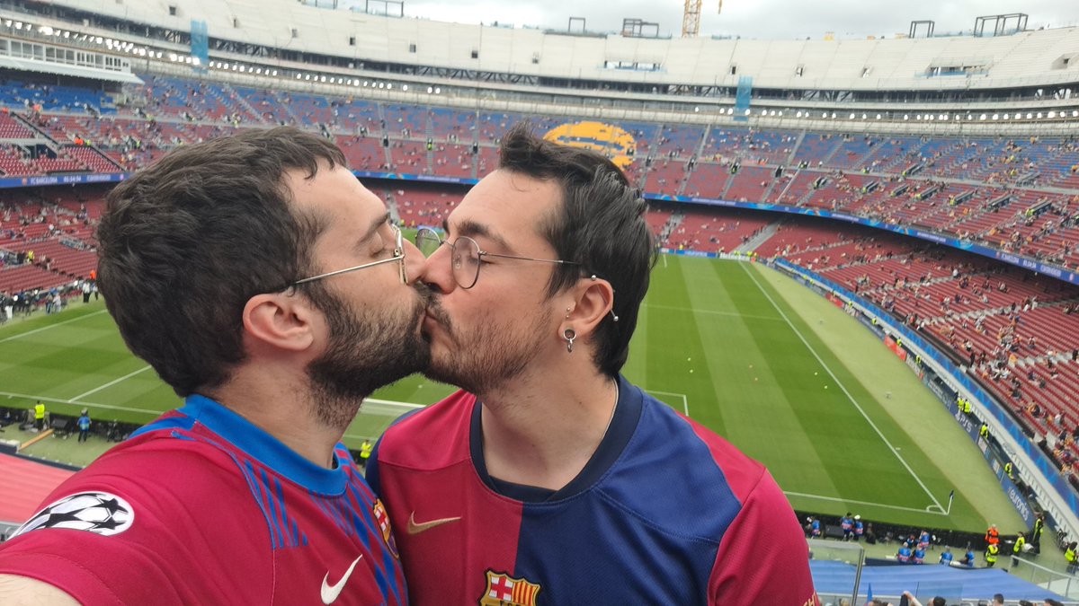sergiocerdan95's tweet photo. Som-hi @FCBfemeni! Cap a la final! 💙❤️
Visca el Barça i visca l'amor sempre!

@alejandrovigara guiando el camino 🫰🏻 https://t.co/Xk6a8C1pnu