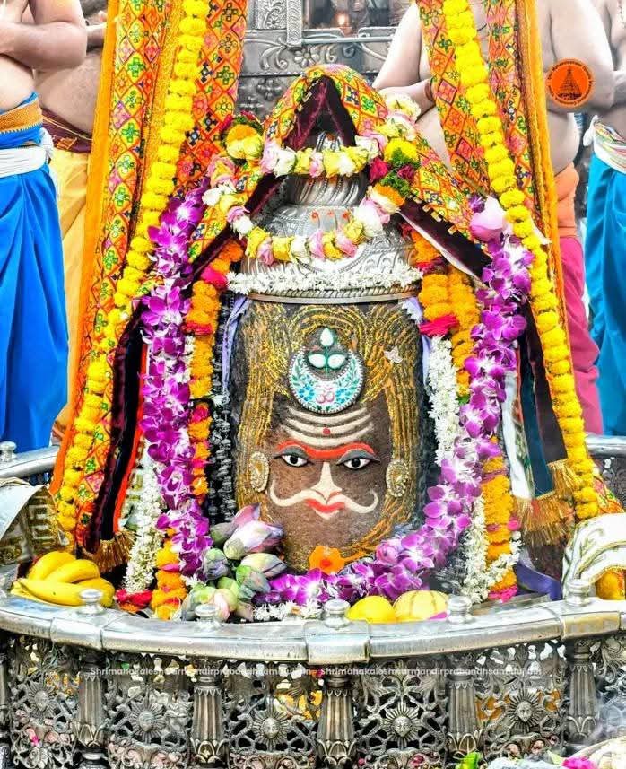 Ershailendrabjp's tweet image. 03 मई 2026 #mahakal #harharmahadev #भष्म_आरती #दर्शन 
मध्य प्रदेश के उज्जैन स्थित विश्वप्रसिद्ध महाकालेश्वर ज्योतिर्लिंग मंदिर में भगवान महाकाल के दर्शन कर आशीर्वाद प्राप्त किया।

बारह ज्योतिर्लिंगों में से एक, यह दिव्य धाम अपनी अद्वितीय भस्म आरती, आध्यात्मिक ऊर्जा और प्राचीन