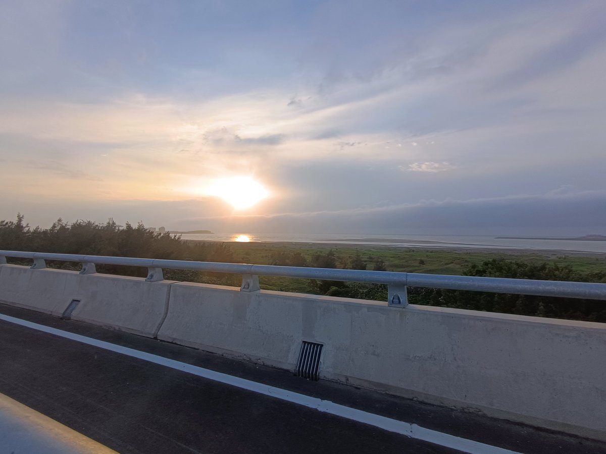 puffypoppop's tweet photo. 淡江大橋上的夕陽 https://t.co/6pOS5r0bYi