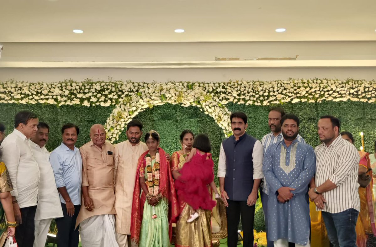 KumbamAnilOffl's tweet image. ఈ రోజు ఉప్పల్ పర్వతాపూర్‌లోని స్పాంజిల్లా విల్లాస్‌లో జరిగిన జర్నలిస్ట్  రఘు (మన తొలివెలుగు) గారి కుమార్తె  అచింత్య శ్రీయుక్త నూతన వస్త్రాలంకరణ ) కార్యక్రమానికి హాజరై చిన్నారిని ఆశీర్వదించాను.

#CulturalEvents #Blessings