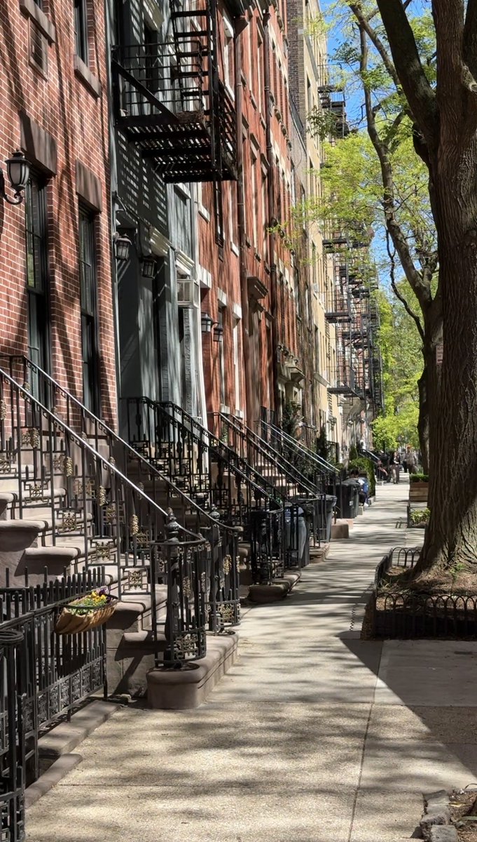 _dougsan's tweet photo. West Village is the place in New York https://t.co/Rj2NIbwDoU