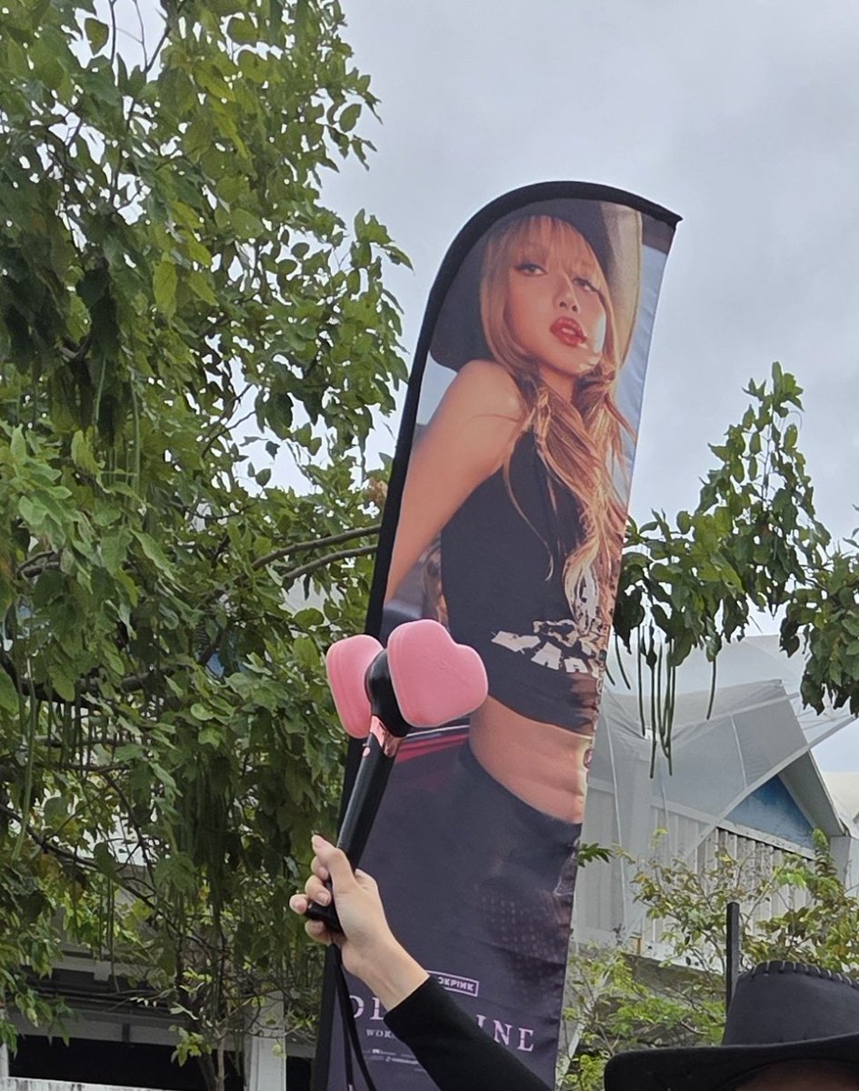 MyMint💜🖤LISA tweet media