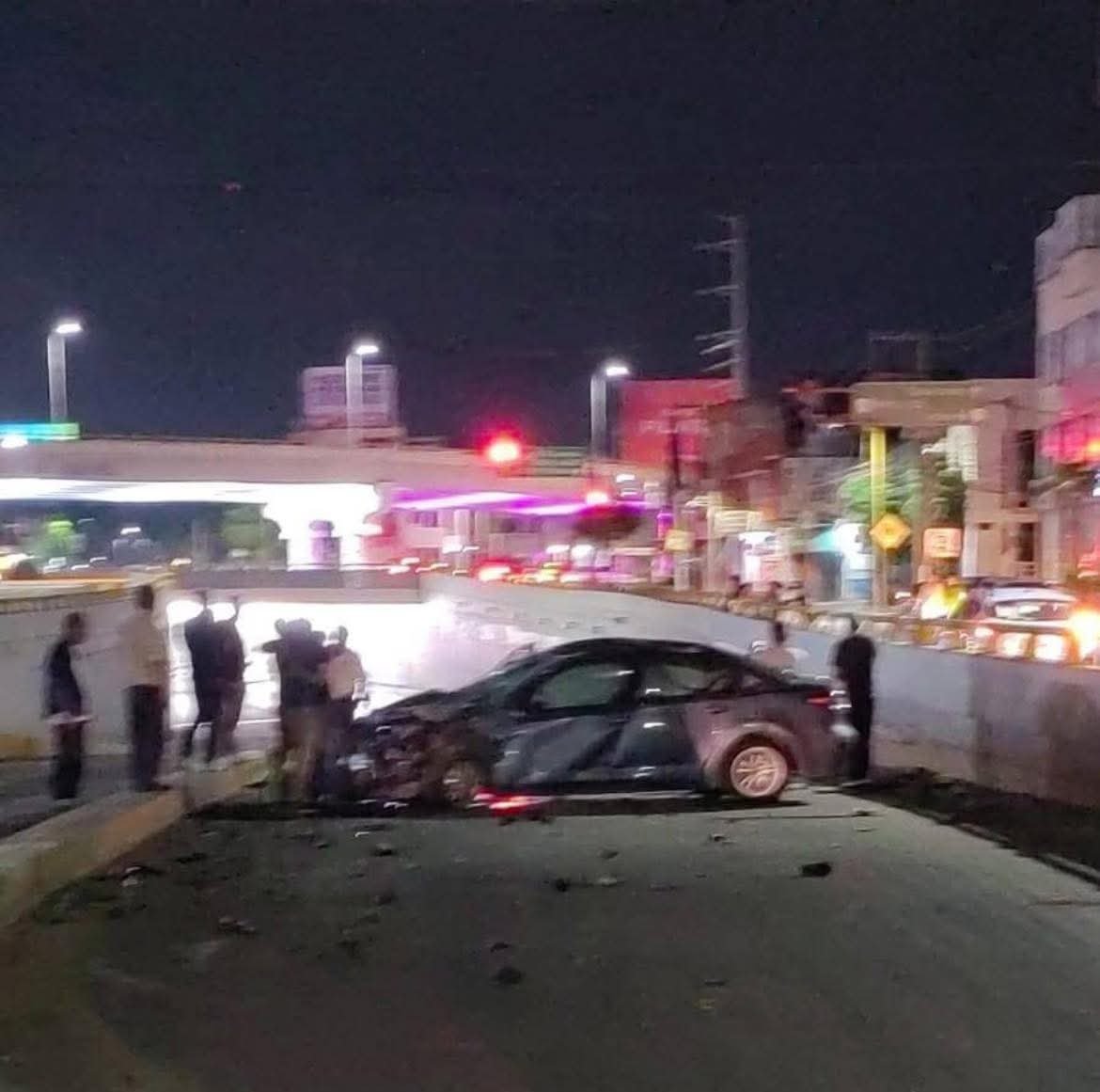 esprimeramx's tweet image. #Oaxaca 🚨 || Fuerte choque en el puente de Cinco Señores dejó al menos tres vehículos involucrados, una camioneta volcada y varios lesionados. Testigos señalaron que el conductor presuntamente manejaba en estado de ebriedad. El percance ocurrió durante la madrugada de este