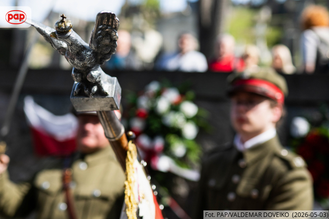 W rocznicę uchwalenia Konstytucji 3 maja na wileńskim Cmentarzu na Rossie, przy Mauzoleum Matka i Serce Syna, w którym spoczywa serce Józefa Piłsudskiego, wieńce złożyli przedstawiciele polskich organizacji społecznych i placówek oświatowych.
dzieje.pl/wiadomosci/kwi…