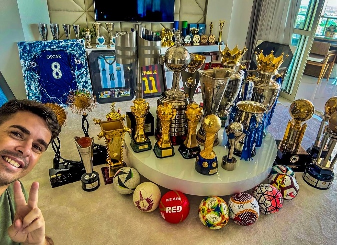 eurofootcom's tweet photo. 🇧🇷🥹 Oscar speaks out after his recent retirement from football... ✨

"Between dreams and achievements, this photo summarises much more than titles, it summarises a journey. Every trophy there carries hours of training, discipline, renunciations and also moments of overcoming that no one has ever seen." 

"It started with a simple dream, a ball in the foot and the will to go further. Over time, came the opportunities, challenges and victories that turned effort into history." 

"Today, when you look at it all, it's not just about winning, it's about everything you had to live to get here. God, thank you for everything."