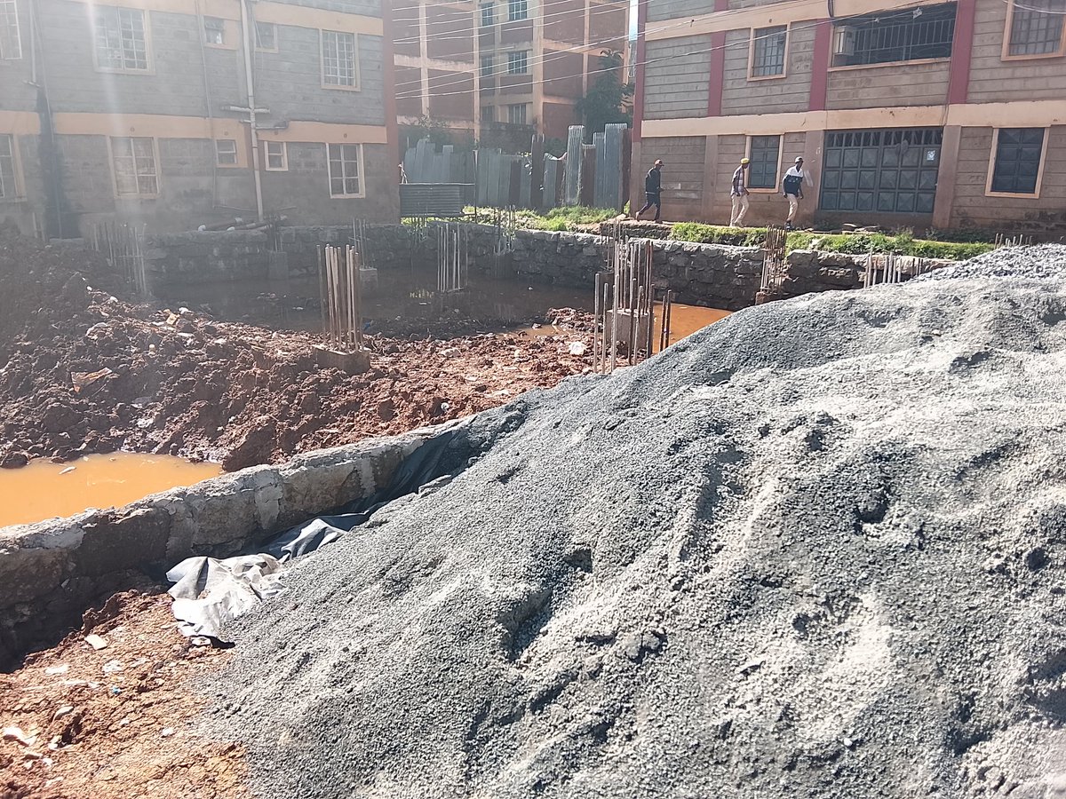 SArchitectonics's tweet photo. I pity these guys, they have have been at it since Feb - more than 3 meters deep. If you were the contractor ungefanya? https://t.co/rJHw2lgIs0