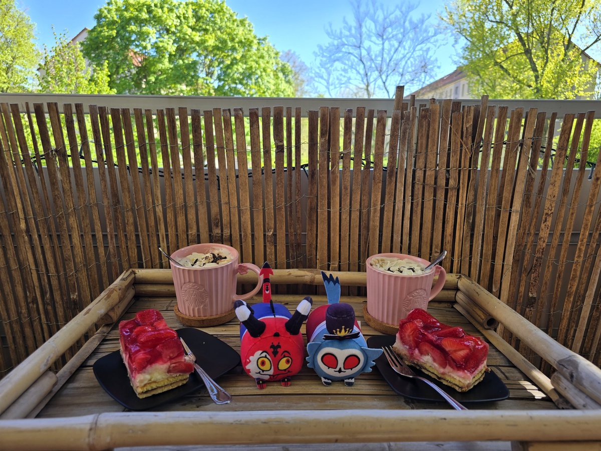 yuuri_sakura_'s tweet image. Cake, sunshine, and pizza. This is life.

#stolitz, #helluvaboss, #sunshine, #pizza