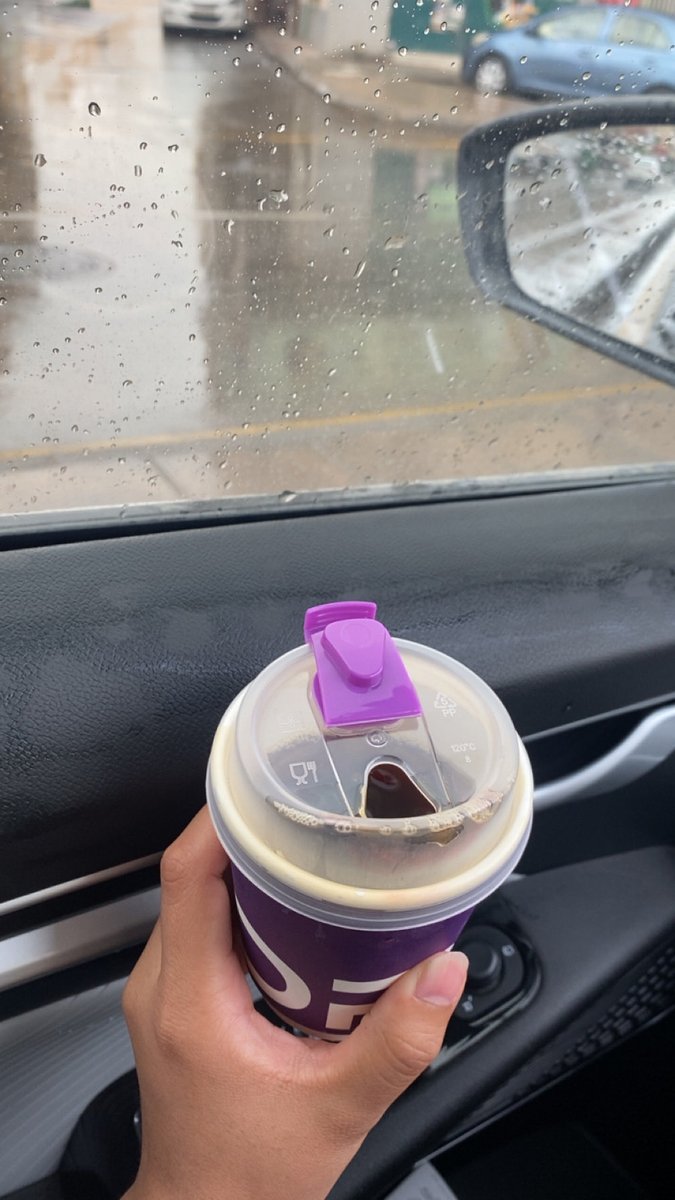 لا جيت اشبهه كنه المطر مع فارق التشبيه
 يبلّ الروح ويداوي الجروح و يجليّ الغمَه
