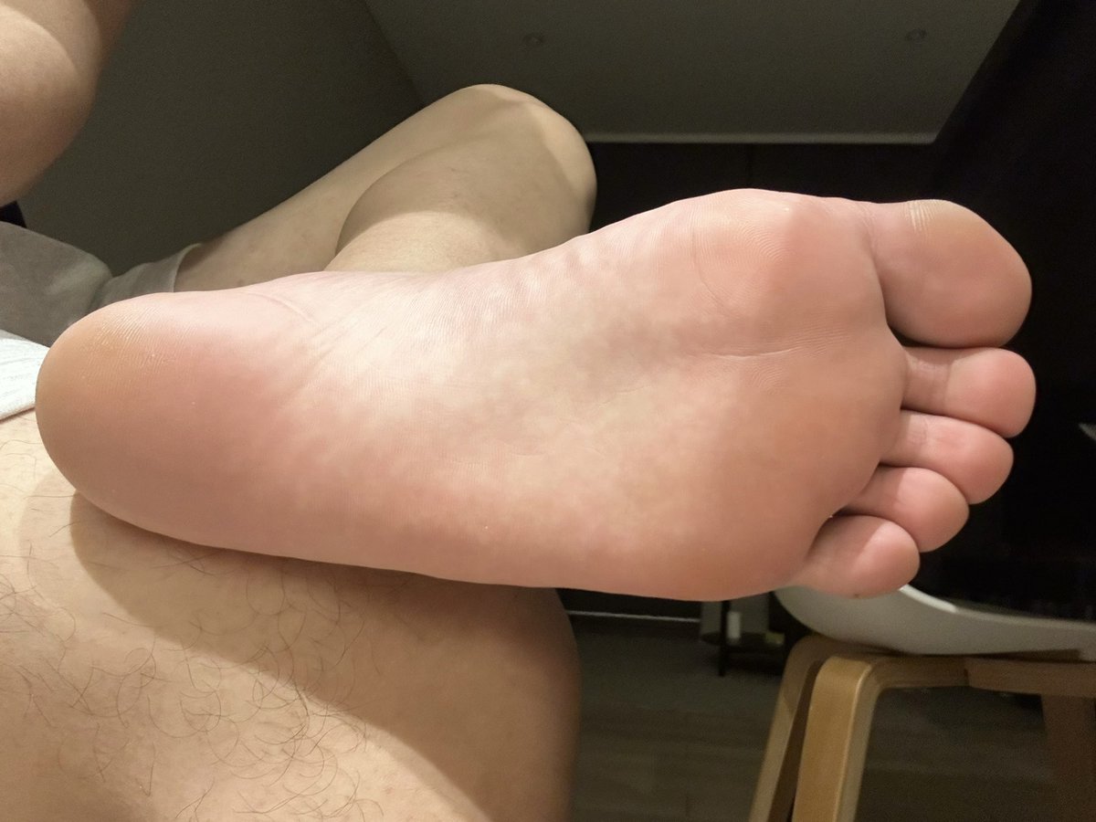 用脚踩着你的理智
碾碎你那点可怜又没用的自控力
#直男崇拜 #男s