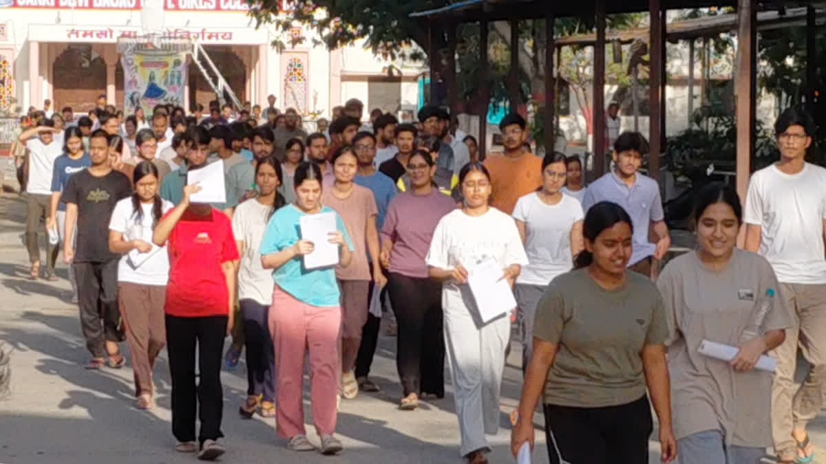 ETVBharatRJ's tweet image. NEET UG 2026: एग्जाम सेंटर से मुस्कुराते लौटे स्टूडेंट...बोले-सरकारी MBBS सीट की कट ऑफ 600 अंक रह सकती है 
etvbharat.com/hi/state/the-n… 
#neetug2026 #Paper #MBBS #Students #examination