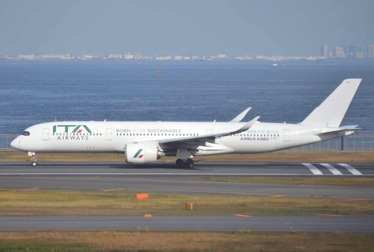 TriStarB747's tweet photo. 念願の真っ白なITAをついに撮影！
2025.11.16 HND
ITA Airways A350-900 
EI-IFD (Born To Be Sustainable Livery)
AZ793 HND→FCO https://t.co/5VaLRR9nA9