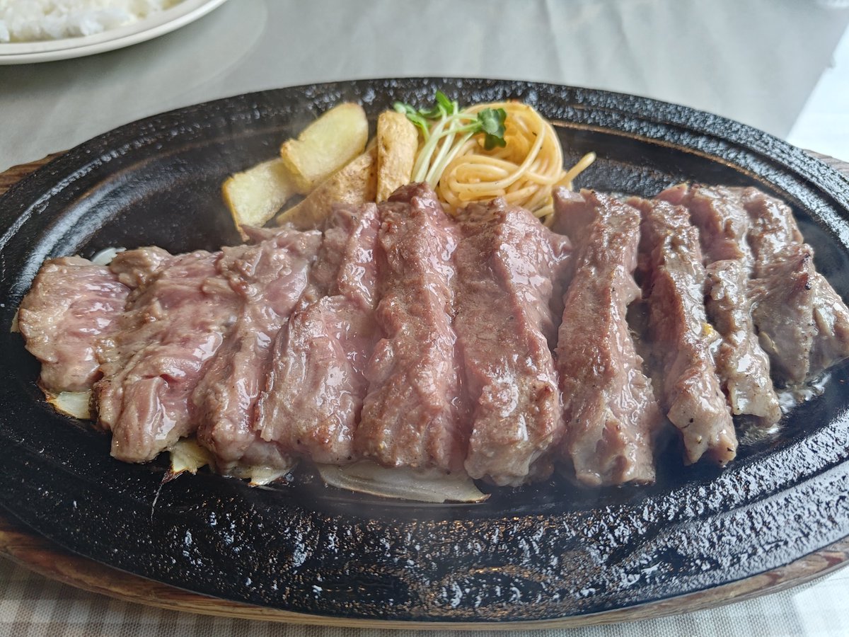 penguinkirin246's tweet photo. 今日はステーキ300gとソフトクリーム塩バニラ味を食べました
美味しかったです
カーズみたいな船もいました https://t.co/BCcaVMP7tq