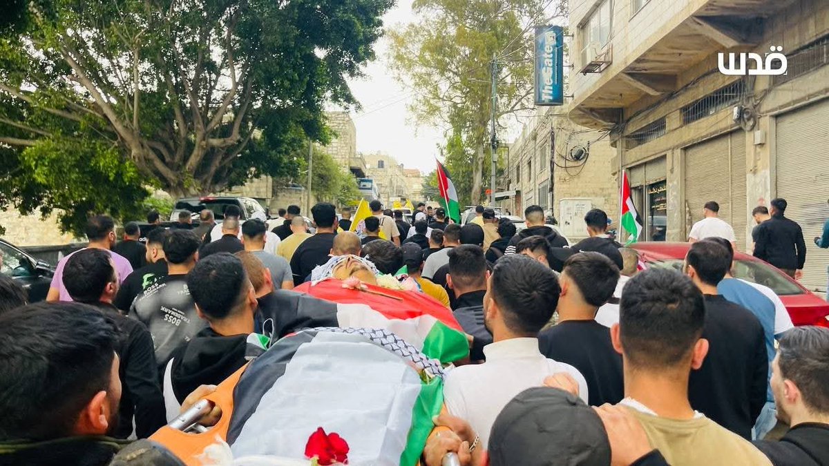 jwdy511323's tweet photo. "حزن وألم كبير".. تشييع الشهيد نايف سمارو الذي ارتقى برصاص الاحتلال في نابلس اليوم،قبل استشهاده بوقت قصير أوصل الشهيد نايف سمارو، زوجته للمستشفى لتضع مولودها الأول بعد عام من الزواج، وذهب ليشتري لوازم الفرحة المنتظرة.. لكن عاد محمولا لنفس المستشفى". https://t.co/VBCqwwyGqT