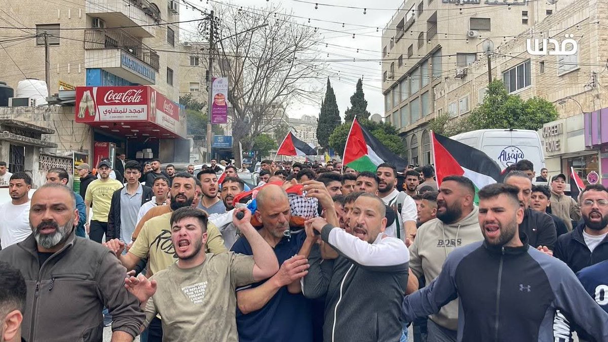 jwdy511323's tweet photo. "حزن وألم كبير".. تشييع الشهيد نايف سمارو الذي ارتقى برصاص الاحتلال في نابلس اليوم،قبل استشهاده بوقت قصير أوصل الشهيد نايف سمارو، زوجته للمستشفى لتضع مولودها الأول بعد عام من الزواج، وذهب ليشتري لوازم الفرحة المنتظرة.. لكن عاد محمولا لنفس المستشفى". https://t.co/VBCqwwyGqT