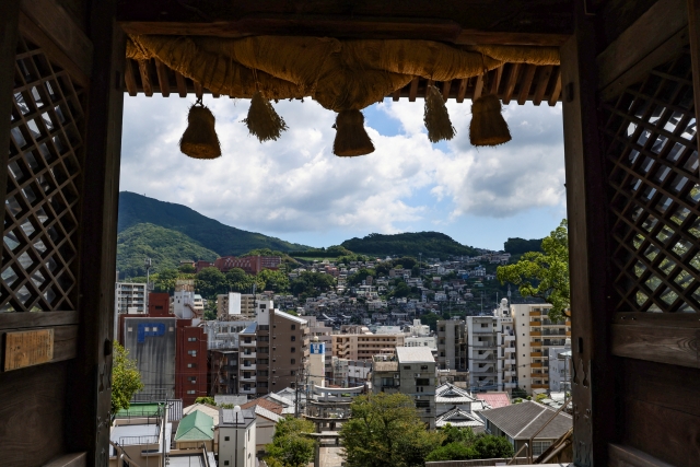 OfficeS20210916's tweet photo. Looking for love in Nagasaki? 💕
Visit Suwa Shrine, locally loved as "Osuwa-san"⛩️ Walk the sacred Yin-Yang Stones on the path—men step on the female stone, women on the male stone, then both on the unity stone for love to bloom✨
#Nagasaki #JapanTravel #PowerSpot #LoveCharm https://t.co/GRwvMkzTUD