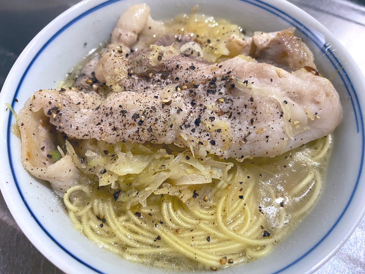 一蘭の豚骨ラーメンも馬だし、マルちゃんズバーンの豚骨ラーメンもマルタイの豚骨ラーメンも馬いけど、サンポーの豚骨ラーメンも馬。