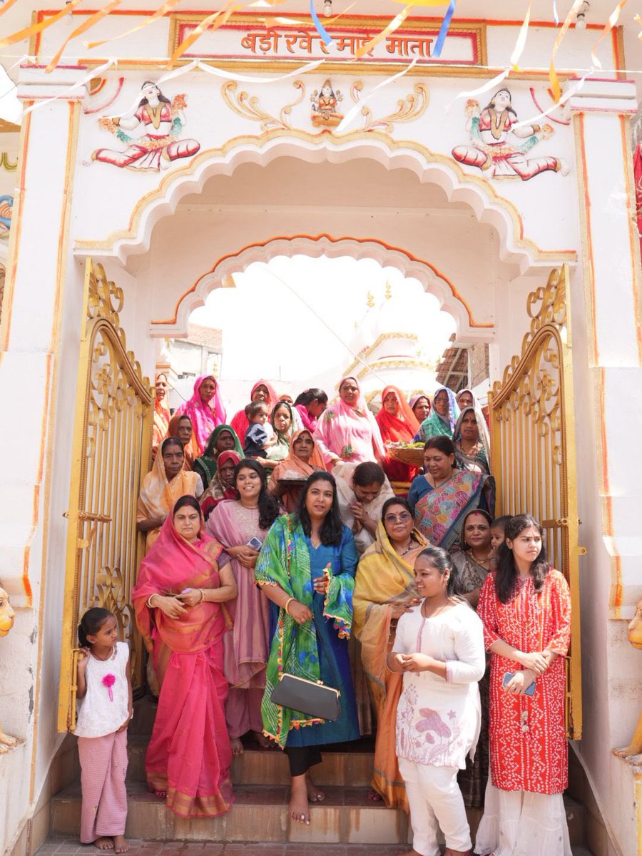 आज देवी (माता खेरमाई)के पूजन के साथ चि प्रबल के विवाह के कार्यक्रमों का प्रारंभ हुआ ।घर से सरें भरते हुए माँ को निमंत्रित करने ,बेटे की माँ एवं अन्य सभी मातृशक्ति जाती है ।<a href="/patel_pushplata/">Pushplata S Patel</a> <a href="/phalitspatel/">Phalit Singh Patel</a> <a href="/LodhiDeepanshi/">Adv. Deepanshi</a>