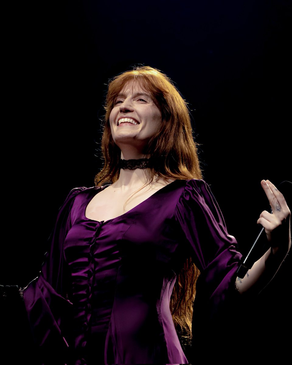 pics of florence welch 🪉 tweet media