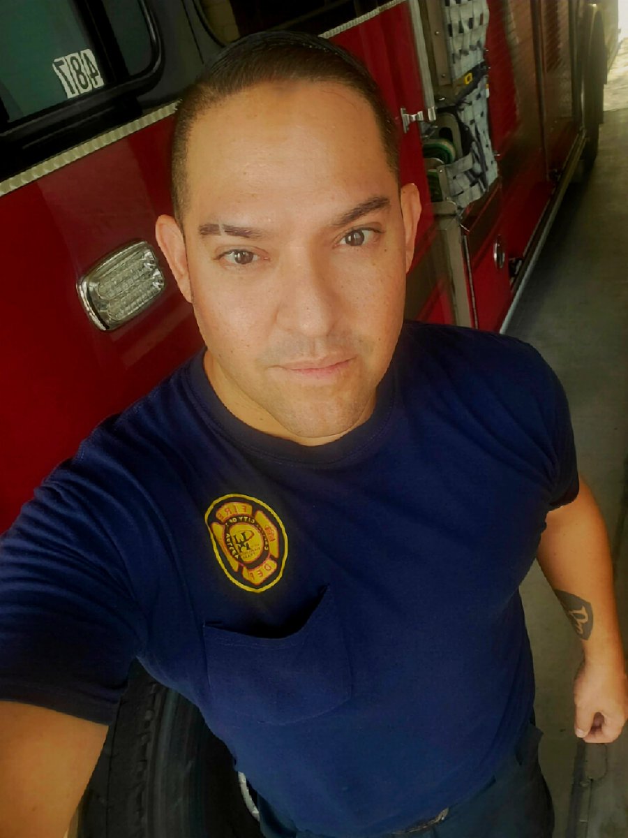 bomberoweech's tweet image. One more shift then vacay til June.
#HaveAGreatSunday #BeSafe 
🚒🖤🫰