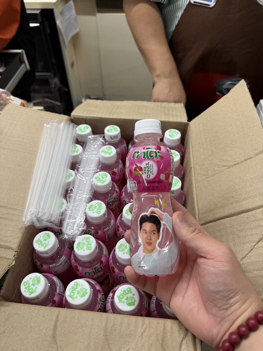 wat_fandom's tweet photo. 7/11 ซอยบางแก้ว มีแต่ลิ้นจี่ เหมาหมดทุก 7/11 ตามเคย

#กาโตะวุ้นหนึบฟินกับหยิ่นวอร์ 
#KATOxYinWar 
#หยิ่นวอร์ https://t.co/Oh8RPvda1m