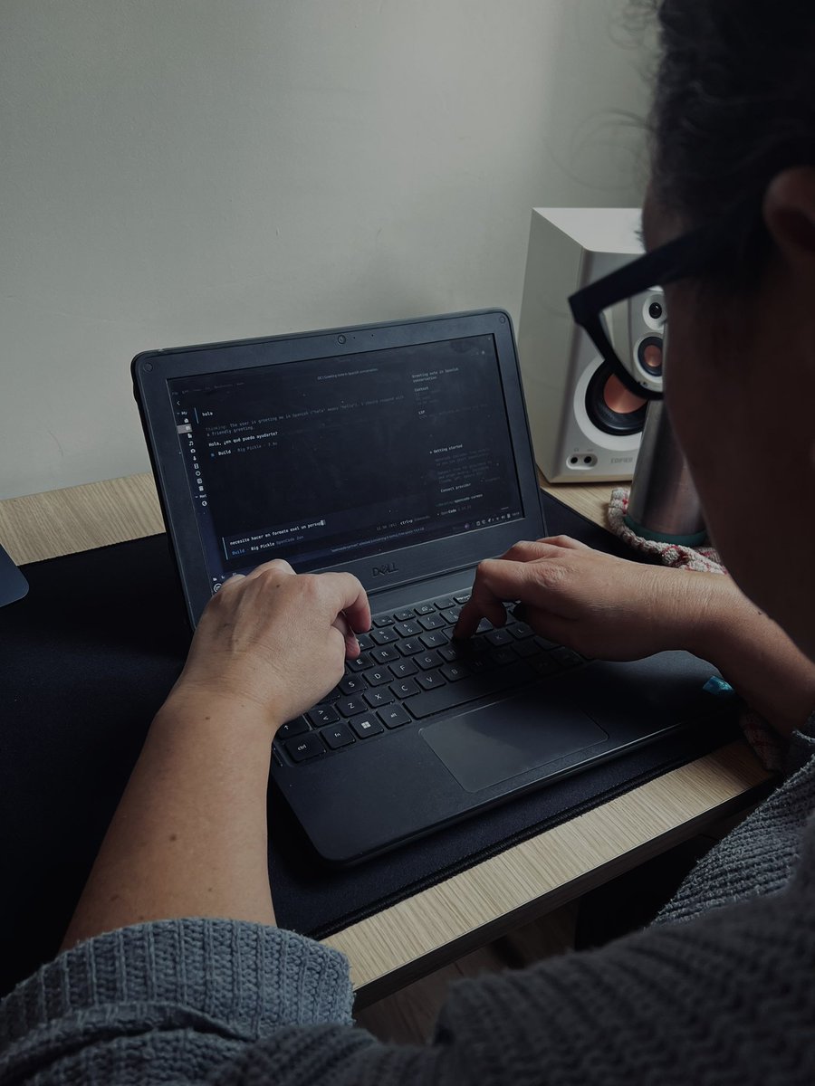 Arrancamos el domingo enseñándole opencode a mi vieja, ya se hizo su cancionero y automatizó cosas que hace en el laburo