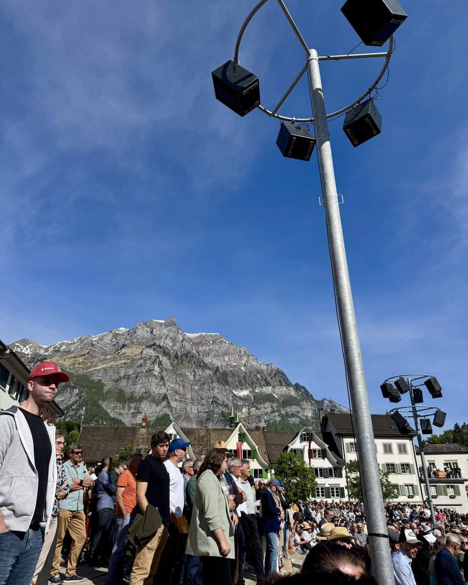 JonasFollonier's tweet image. 🇨🇭 Quelle expérience émouvante de vivre de l’intérieur une #Landsgemeinde aujourd’hui à Glaris, où ce système de démocratie directe existe depuis plus de 600 ans! Un canton qui se réunit chaque 1er dimanche de mai pour décider de son destin #amitié #suisse #politique #fédéralisme