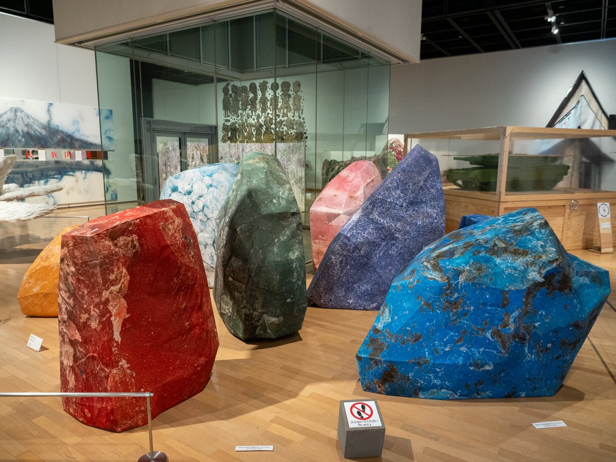 安西剛《Giant Micro Plastic》

海岸で採集したマイクロプラスチックをスキャンして、巨大なペーパークラフトで再構成。
こうやってみると鉱石のように見えます。
千葉国際芸術祭2025でも出展してましたね。
instagram.com/p/DX4RYkomeOq/…

#岡本太郎現代芸術賞展 #TARO賞 #岡本太郎美術館 #安西剛