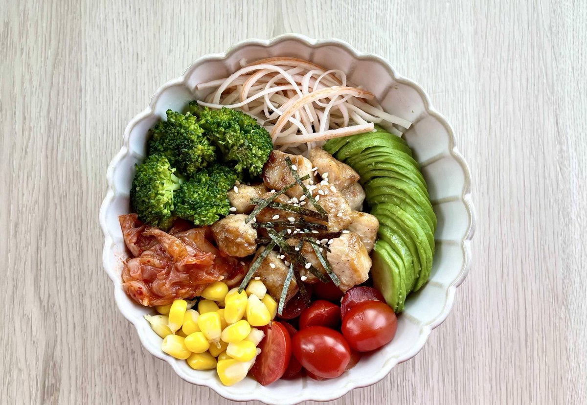 CarlosarielDi26's tweet image. Swap fried for grilled, veggies for extra carbs—your 300-calorie flavor-packed lunch is served!  #FatLossMeals #EatClean #NoBlandFoods