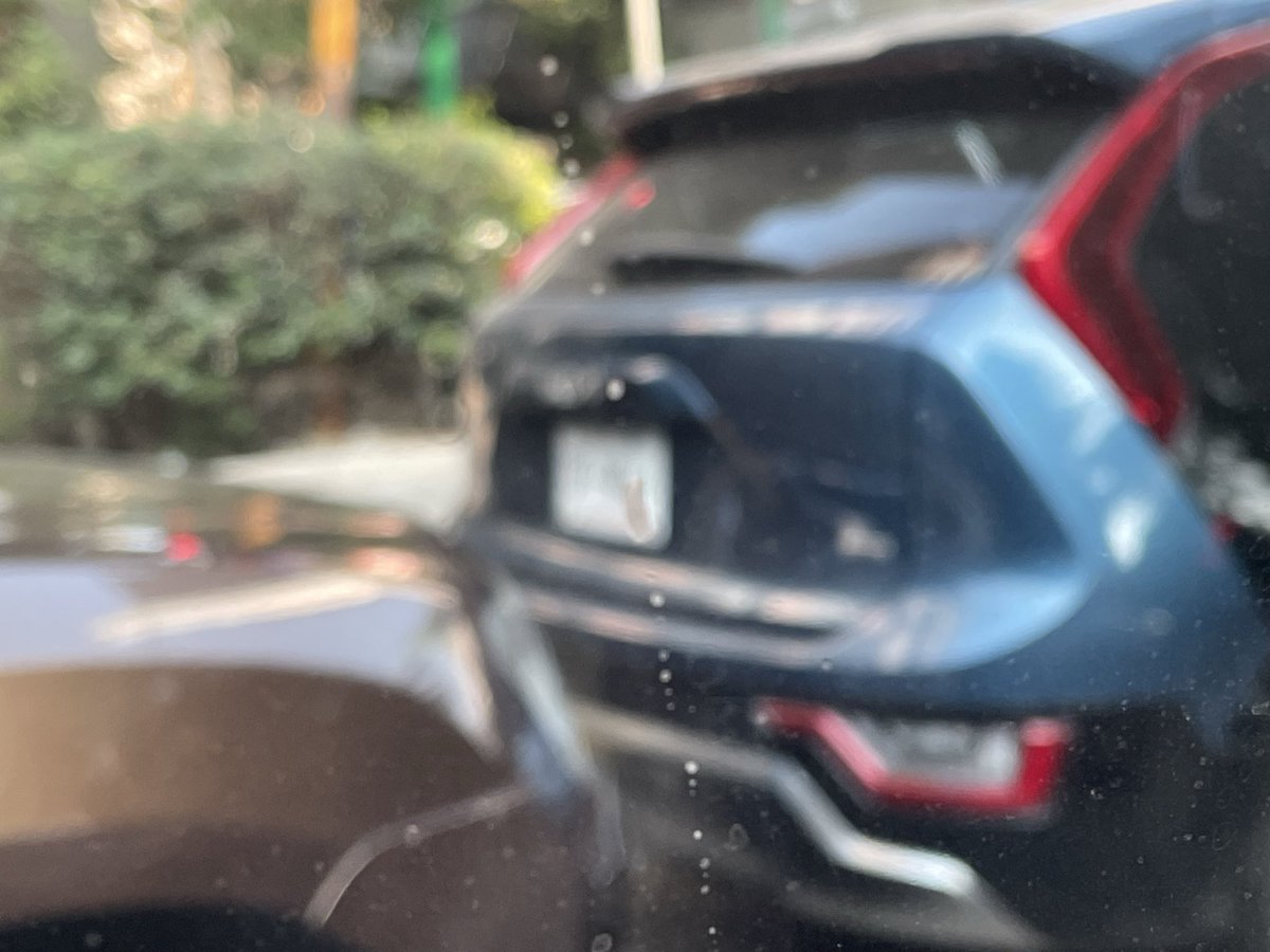 marielm2011's tweet photo. No respetan banquetas,  rampas , ciclovía, cada carrera es lo mismo  #c5, #seguridadvial, @TransitoCdMx , @LaSEMOVI @C5_CDMX https://t.co/IzsUZopeAS