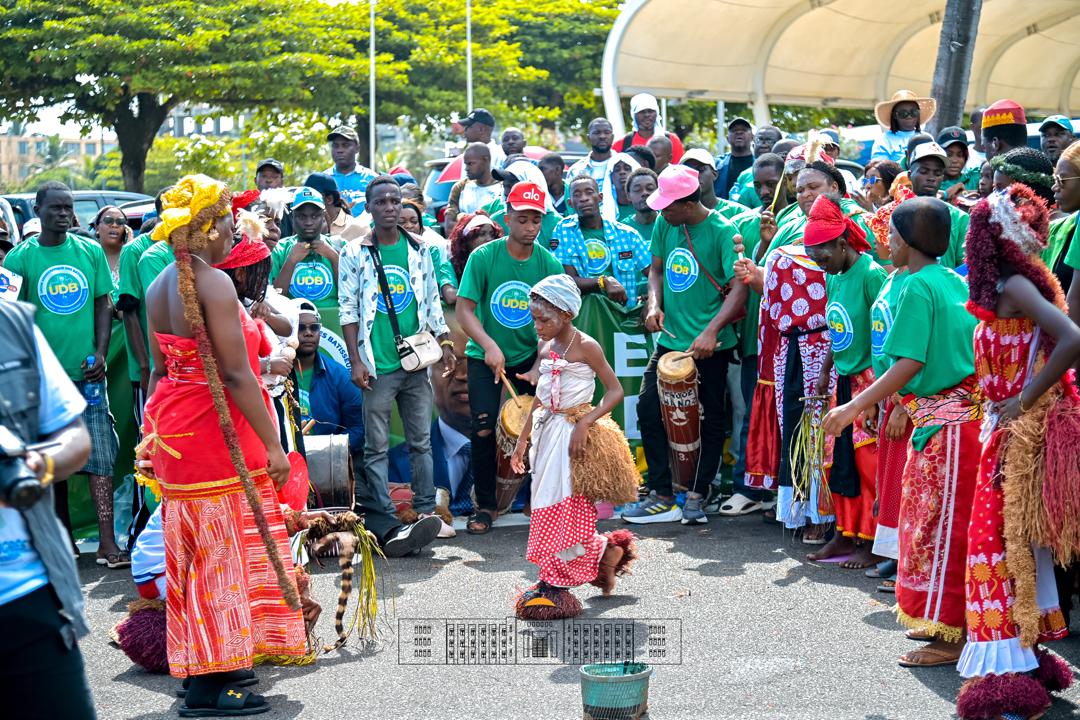 KwaNtare's tweet photo. Akanyamuneza kadasanzwe ni ko kagaragara ku kibuga c’indege mpuzamakungu citiriwe Léon-Mba i #Libreville, aho Abarundi baba muri #Gabon, bari kumwe n’Abanyagabo isinzi, bari baje gusanganiza urweze n'igishika cinshi Umukuru w'igihugu c'u #Burundi n'Umutambukanyi wiwe. https://t.co/uQLwklYEaY