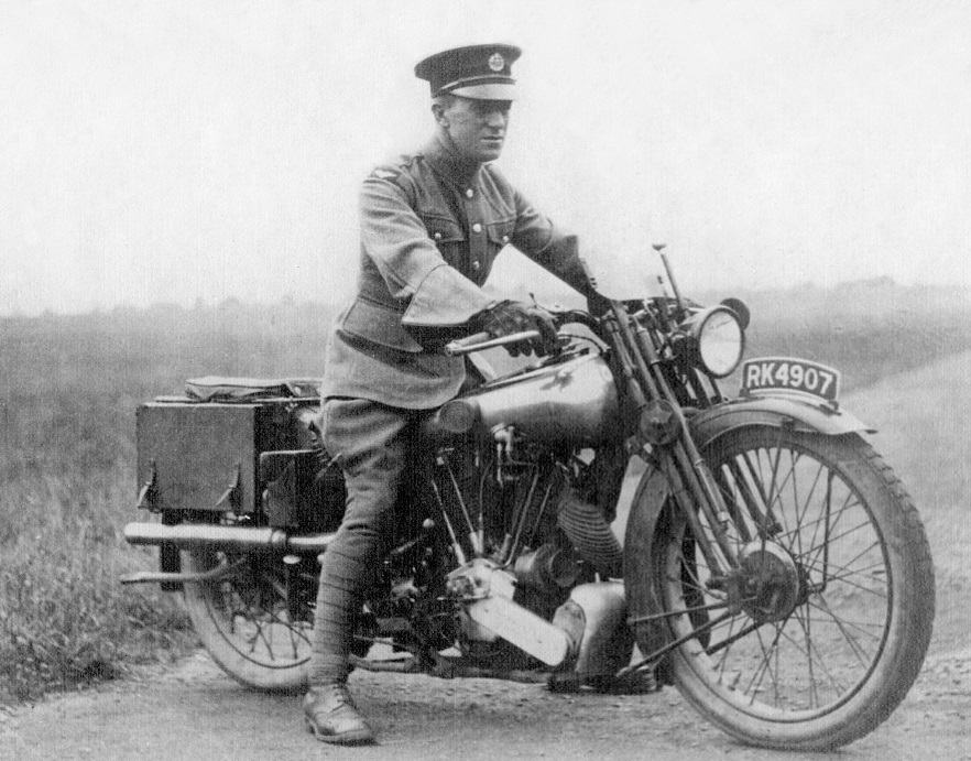SSEW1914_1918's tweet photo. 19 mei 1935: de Britse archeoloog, inlichtingenofficier en schrijver T.E. Lawrence (46) stierf bij een motorongeluk. Hij is vooral bekend vanwege zijn betrokkenheid bij de Arabische Opstand in de Eerste Wereldoorlog. Het leverde hem de bijnaam 'Lawrence of Arabia' op. https://t.co/zV50BoYVKh