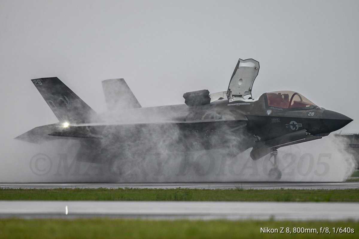 mackytora's tweet image. F-35Bの短距離離着陸

どう切り抜いてもカッコ良すぎ笑笑