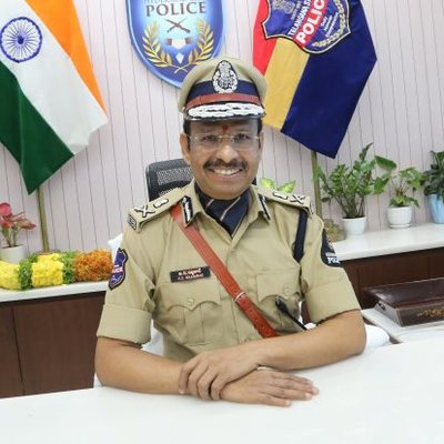 airnews_hyd's tweet image. అక్రమ పశు రవాణాకు సంబంధించి ఎలాంటి సమాచారం ఉన్నా పోలీసులకు తెలియజేయాలే తప్ప ప్రత్యక్ష దాడులకు పాల్పడవద్దని అన్నారు.
@SajjanarVC_IPS 
#BakridFestival #CowProtection #Hyderabad