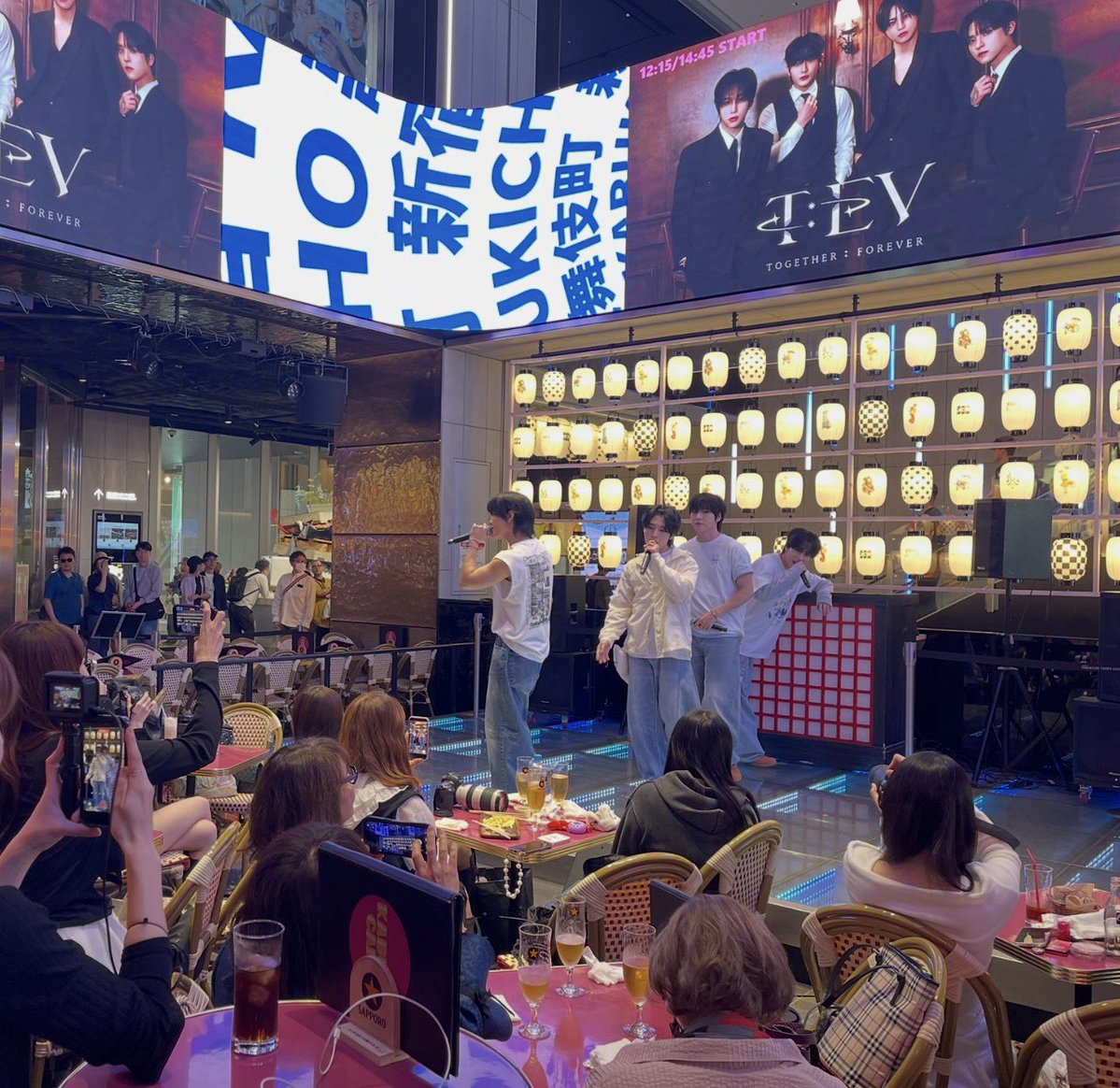RE_LIVE_HALL_jp's tweet image. #TEV

歌舞伎町タワーありがとうございました！

明日はタワレコ新宿店！13:00からフリーライブ！！

よろしくお願い致します🤗