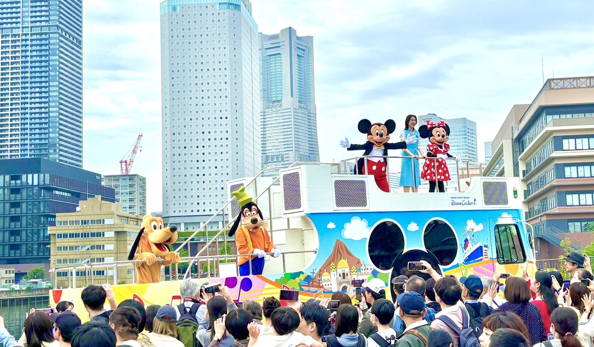 Natsuri_R's tweet photo. 横浜のパレード可愛かった🥰
ミッキー達が街で見れるの嬉しかった🫶 https://t.co/oSc64Z2LOO