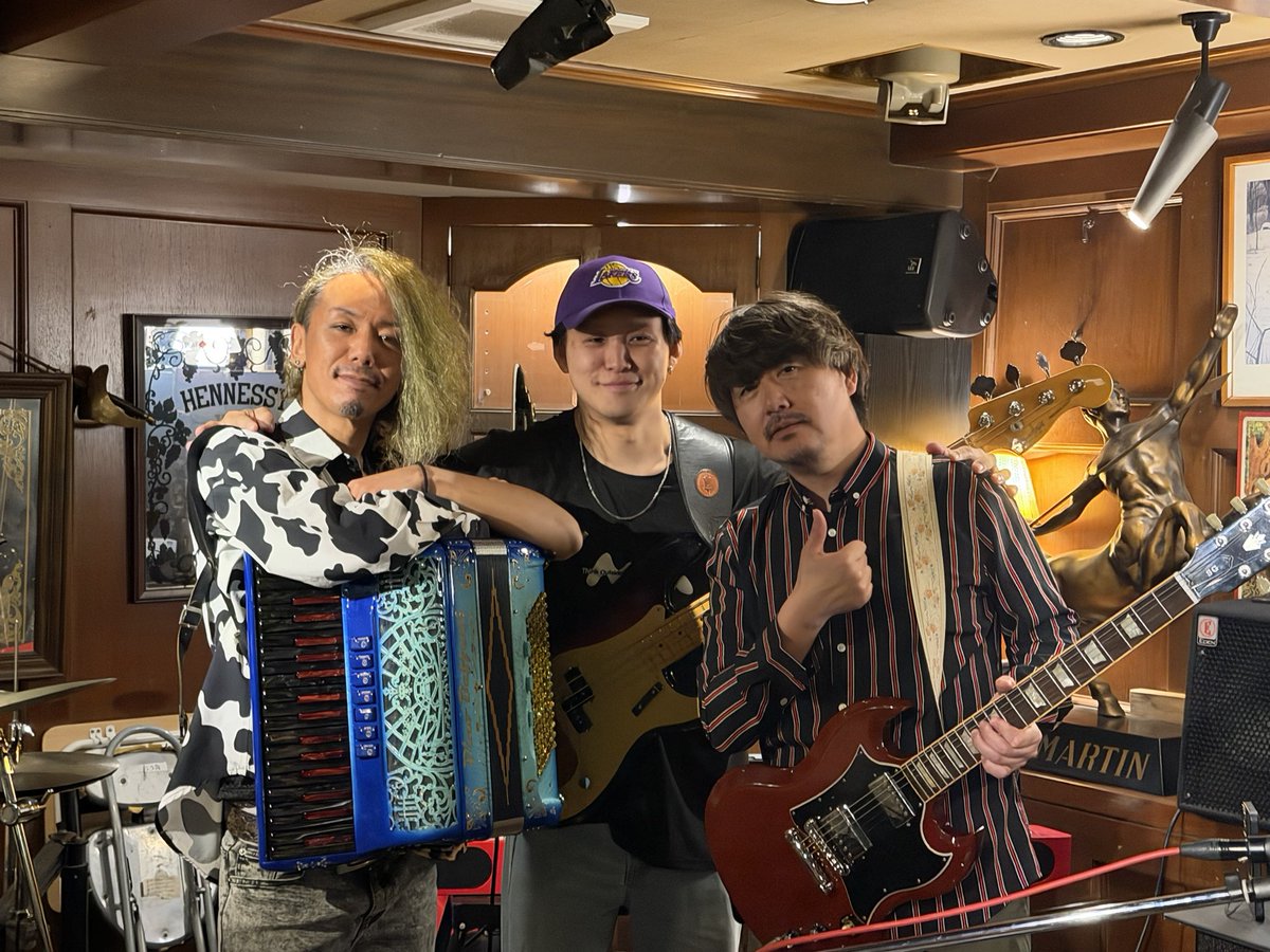 elli_tea's tweet image. 2026/5/3（日）、JUGEN祭2日目は、なんばKENTでのJMSでした。
白夜行とコインが超カッコ良かったです😎
が、今回来て心から良かった！と思ったのは、アレルゲン（旧花粉症）のオリジナル曲「ウィンナーコーヒーブルース」が生で聴けたことでした！🤣

#JMS
#松本ハルキ さん
#つっつ さん
#epay さん