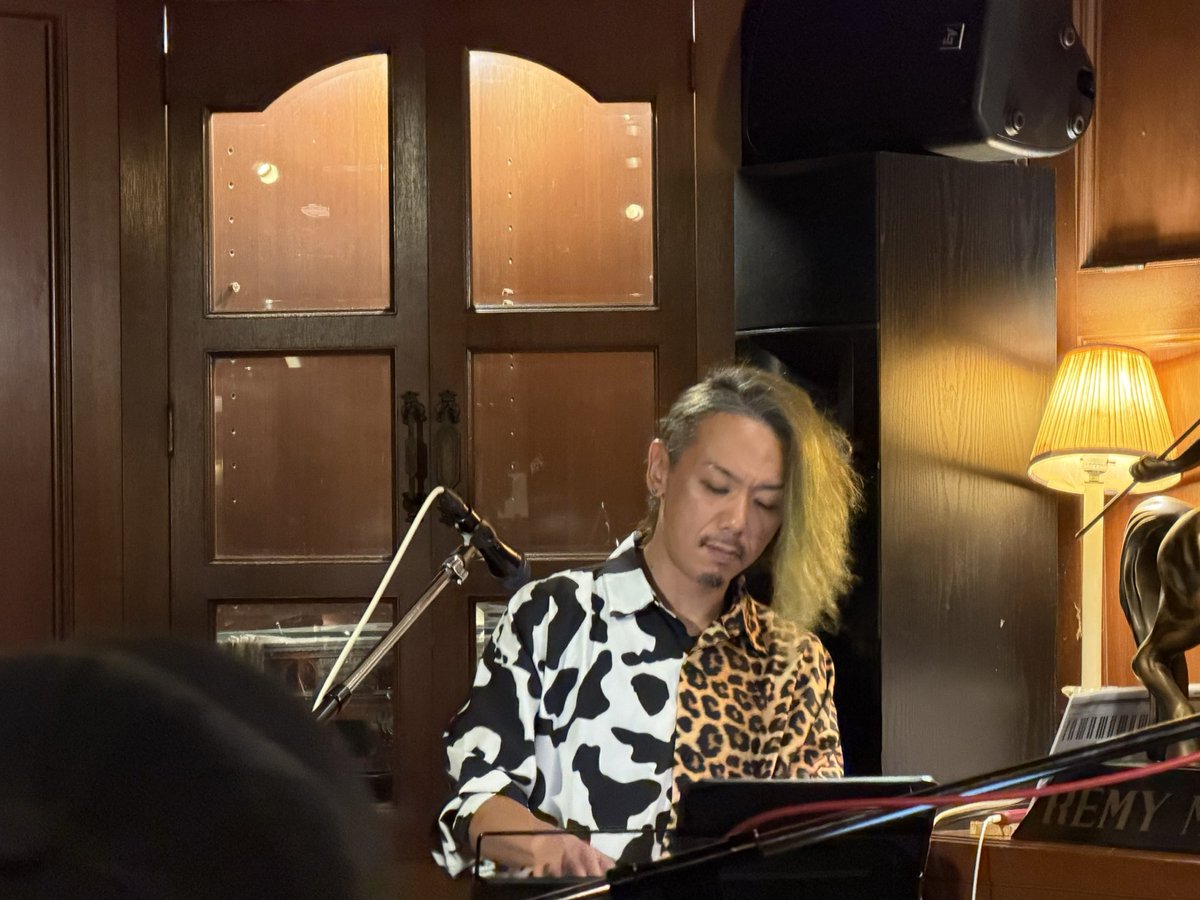 elli_tea's tweet image. 2026/5/3（日）、JUGEN祭2日目は、なんばKENTでのJMSでした。
白夜行とコインが超カッコ良かったです😎
が、今回来て心から良かった！と思ったのは、アレルゲン（旧花粉症）のオリジナル曲「ウィンナーコーヒーブルース」が生で聴けたことでした！🤣

#JMS
#松本ハルキ さん
#つっつ さん
#epay さん