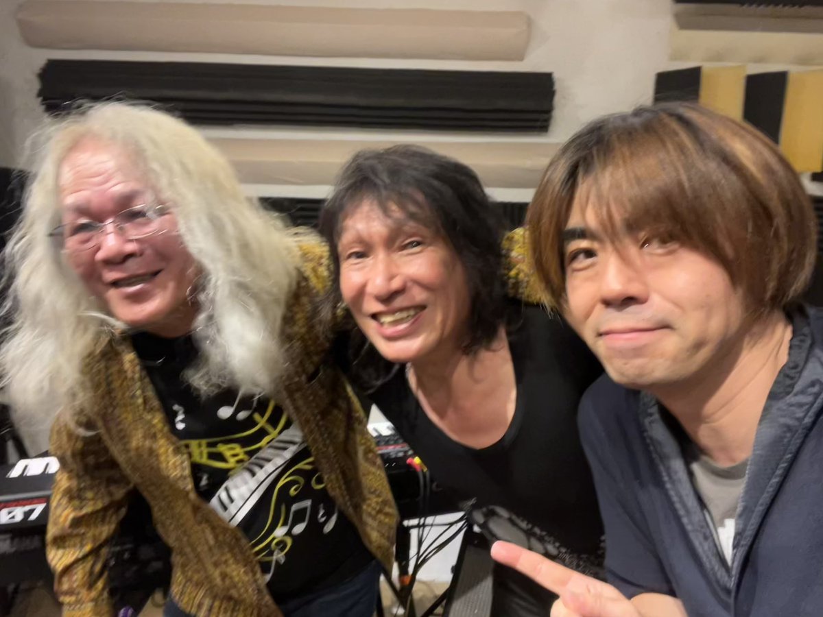 iwapyong's tweet photo. 2026.5.3
本日の鍵盤組。
盛山こういちさん→コゾーさんこと大谷哲範さん→そして自分。
みんなで数曲づつ担当して鍵盤使い回し！
そして僕がいちばん下っ端であります！ https://t.co/nb4KY17P1F